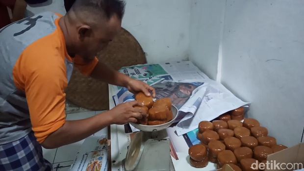 Perajin kue keranjang di gang Aster, Nagri Kaler, Purwakarta,