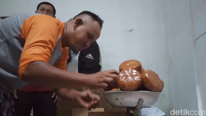 Perajin kue keranjang di gang Aster, Nagri Kaler, Purwakarta,