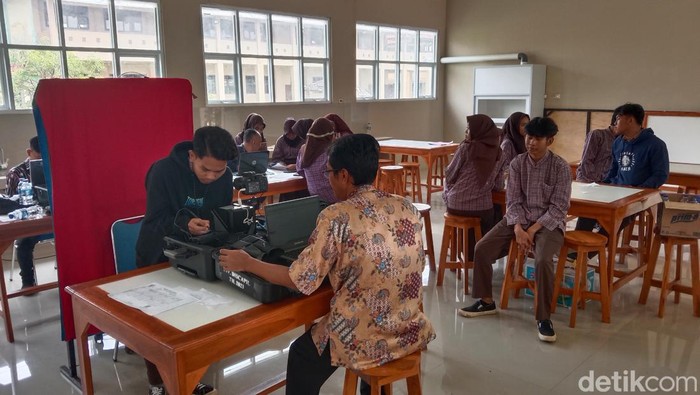 Perekeman E-KTP di sekolah di Indramayu.
