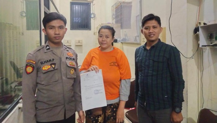 Perempuan kepala keluarga di Gresik ditahan usai mencuri meja untuk berjualan teh