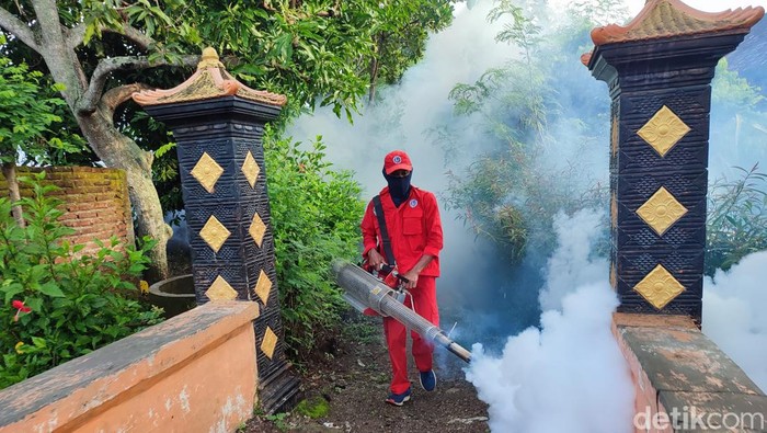 Petugas melakukan fogging di Dusun Trenceng Ponorogo untuk membasmi wabah chikungunya