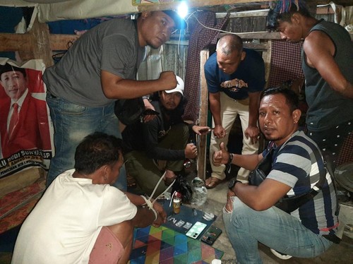 Petugas Polsek Utan saaat menggeledah rumah SA (baju putih) dan menemukan tujuh klip bening berisi sabu siap edar. (Foto: Istimewa)