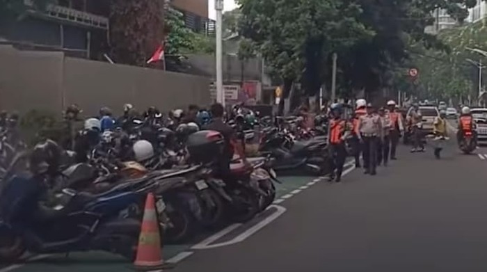 Petugas Sudinhub Jaksel menertibkan puluhan motor yang parkir di trotoar Jalan Senopati, Jaksel.
