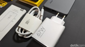 Poco M6 Pro jadi ponsel pertama di M-series yang dilengkapi fast charging 67W. Untungnya Poco masih menyediakan charger yang sesuai di paket penjualannya. Foto: Virgina Maulita Putri/detikINET