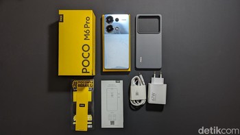 Isi paket penjualannya terbilang lengkap, mulai dari petunjuk manual, case silikon berwarna hitam, pin ejector, dan charger. Foto: Virgina Maulita Putri/detikINET