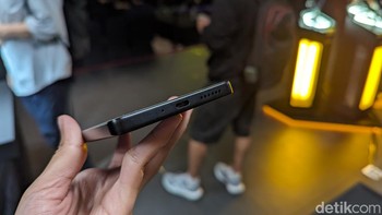 Fitur baru lainnya yang ada di Poco M6 Pro termasuk sidik jari di layar dan sertifikasi IP54. Ponsel ini masih dilengkapi port headphone jack 3,5 dan slot microSD hingga 1TB. Foto: Virgina Maulita Putri/detikINET