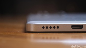 Bagian belakang bodi sedikit melengkung pada sudut-sudutnya, yang membuatnya nyaman digenggam. Foto: detikINET/Anggoro Suryo Jati