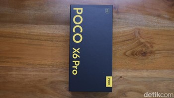 Poco X6 Pro 5G tampil dengan boks berwarna hitam dengan tulisan warna kuning. Foto: detikINET/Anggoro Suryo Jati