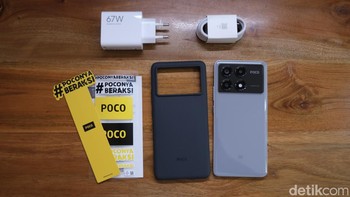 Dalam paket penjualan, disertakan casing silikon berwarna hitam dan charger 67watt. Foto: detikINET/Anggoro Suryo Jati