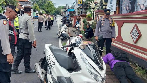 Polisi menyita menggelar razia knalpot brong di wilayah Kecamatan Payangan, Gianyar, Bali. (Foto: Istimewa)