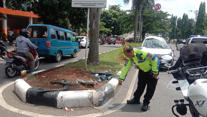 Polisi saat mengecek lokasi kecelakaan di  Jl Raya Tegar Beriman, Cibinong, Kab. Bogor