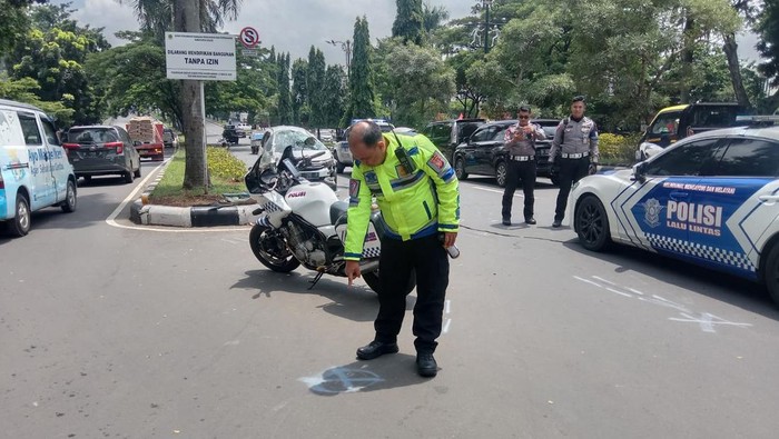 Polisi saat mengecek lokasi kecelakaan di  Jl Raya Tegar Beriman, Cibinong, Kab. Bogor