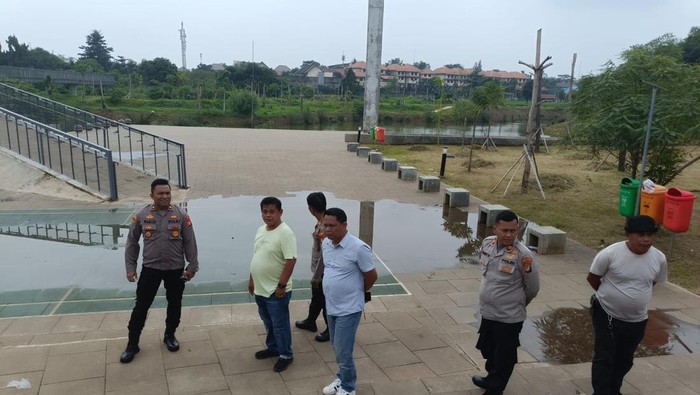 Polsek Cilandak bersama ketua RW dan KPPS mengecek TPS di Waduk Lebak Bulus