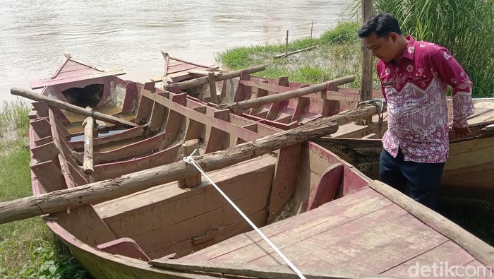 Potret 2 Jukung sisa aktivitas tambangan atau jasa penyeberangan Sungai Cimanuk di Desa Krasak, Kabupaten Indramayu