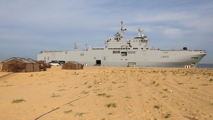 The French ship amphibious helicopter carrier Dixmude docks, amid the ongoing conflict between Israel and the Palestinian Islamist group Hamas, in the city of Al-Arish, Sinai peninsula, Egypt, January 21, 2024. REUTERS/Mohamed Abd El Ghany