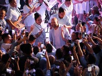 Momen Prabowo Bareng Titiek Soeharto dan Didit Temui Relawan Rabu Biru