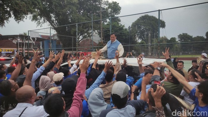 Prabowo Subianto dielu-elukan pendukungnya usai menghadiri Kampanye Akbar Demokrat di Kota Malang.