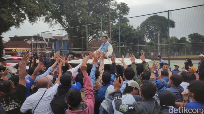 Prabowo Subianto dielu-elukan pendukungnya usai menghadiri Kampanye Akbar Demokrat di Kota Malang.