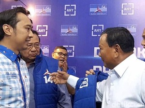 Momen AHY Pakaikan Prabowo Rompi Demokrat S14P di Kampanye Akbar
