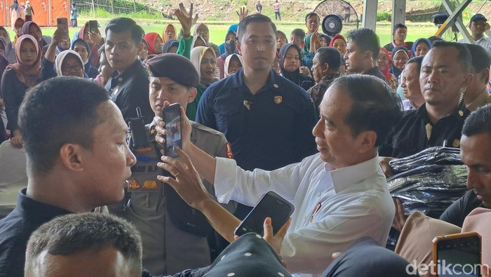 Presiden Joko Widodo (Jokowi) bertemu dengan ribuan pelaku UMKM di Wonogiri, Kamis (1/2/2024).