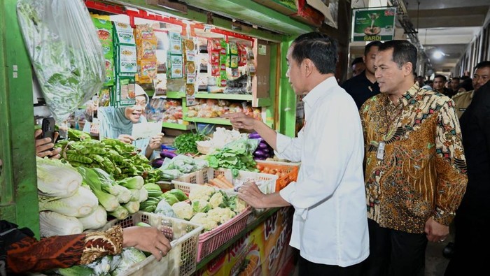Presiden Joko Widodo (Jokowi) saat blusukan di Pasar Kota Wonogiri, Kamis (1/2/2024).