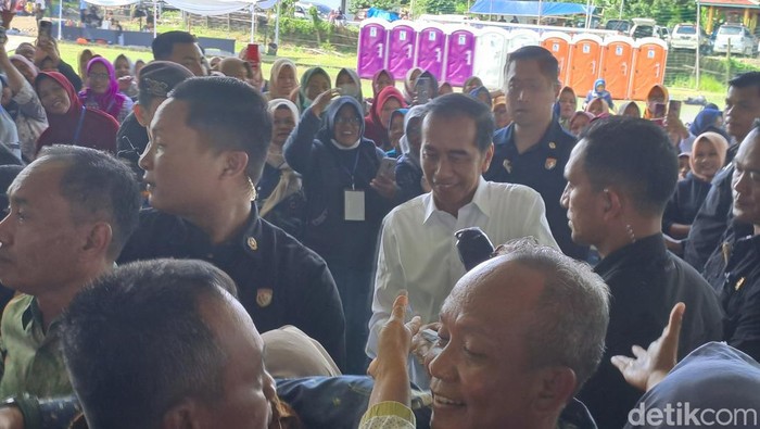 Presiden Joko Widodo (Jokowi) saat menyapa pegiat UMKM di Wonogiri., Kamis (1/2/2024).