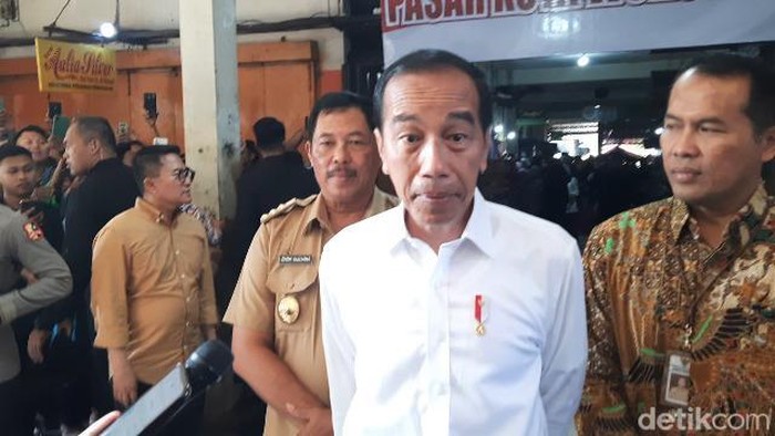 Presiden Joko Widodo saat diwawancarai awak media di Pasar Kota Wonogiri, Kamis (1/2/2024).