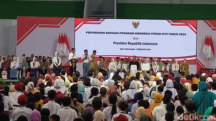Presiden Joko Widodo, saat memberikan bantuan PIP di GOR Bung Karno, Kabupaten Sukoharjo, Kamus (1/2/2024).