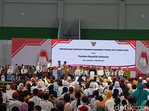 Jokowi Serahkan PIP ke 1.000 Pelajar di Sukoharjo