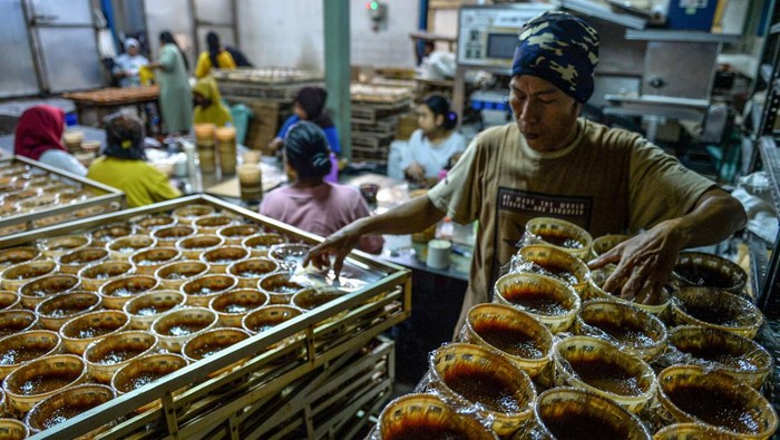 Produksi dodol keranjang di Bandung Pekerja menyelesaikan pembuatan dodol keranjang di Pabrik Dodol Tekkie, Bandung, Jawa Barat, Kamis (1/2/2024). Jelang Tahun Baru Imlek 2024 produksi dodol keranjang di Pabrik Dodol Tekkie yang berdiri sejak 1940 tersebut dapat mencapai 5.000 potong per hari karena tingginya permintaan dari konsumen. ANTARA FOTO/Raisan Al Farisi/Spt.