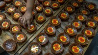 Pekerja menyelesaikan pembuatan dodol keranjang di Pabrik Dodol Tekkie, Bandung, Jawa Barat, Kamis (1/2/2024).