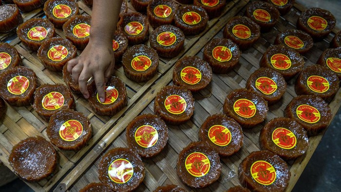 Pekerja menyelesaikan pembuatan dodol keranjang di Pabrik Dodol Tekkie, Bandung, Jawa Barat, Kamis (1/2/2024). Jelang Tahun Baru Imlek 2024 produksi dodol keranjang di Pabrik Dodol Tekkie yang berdiri sejak 1940 tersebut dapat mencapai 5.000 potong per hari karena tingginya permintaan dari konsumen. ANTARA FOTO/Raisan Al Farisi/Spt.