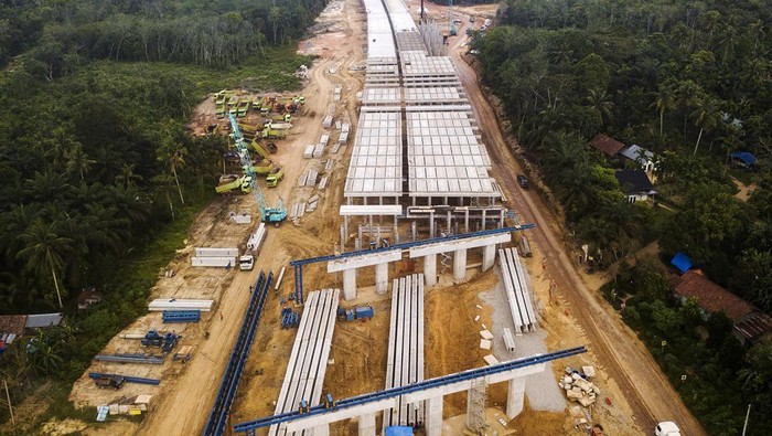 Foto udara pembangunan jalan tol Bayung Lencir - Tempino (Baleno) Seksi 3 di Muaro Sebapo, Muaro Jambi, Jambi, Kamis (1/2/2024). Kementerian Pekerjaan Umum dan Perumahan Rakyat (PUPR) menyebutkan pembangunan jalan penghubung Jambi dengan Sumatera Selatan itu telah mencapai 47 persen dan ditargetkan rampung pada Juli 2024.