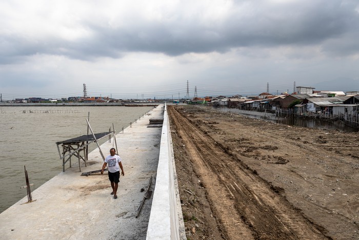 Foto udara proyek pembangunan tanggul laut yang masih dalam tahap penyelesaian di kawasan Kampung Bahari Tambaklorok, Tanjung Mas, Semarang, Jawa Tengah, Kamis (1/2/2024).  Menurut data yang dihimpun Balai Besar Wilayah Sungai (BBWS) Pemali Juana di bawah kendali Kementerian Pekerjaan Umum dan Perumahan Rakyat (PUPR), progres pembangunan tanggul laut sepanjang 1,5 kilometer dengan ketinggian 3 meter per Rabu (31/1) mencapai 62 persen, dengan target penyelesaian pada Juni 2024 guna melindungi permukiman warga dari gelombang serta banjir limpasan pasang air laut ke daratan (rob). ANTARA FOTO/Aji Styawan/foc.