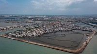 Tanggul ini ditargetkan selesai pada Juni 2024 guna melindungi permukiman warga dari gelombang serta banjir limpasan pasang air laut ke daratan (rob).  