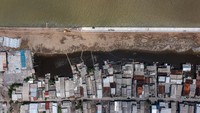 Foto udara proyek pembangunan tanggul laut yang masih dalam tahap penyelesaian di kawasan Kampung Bahari Tambaklorok, Tanjung Mas, Semarang, Jawa Tengah, Kamis (1/2/2024).