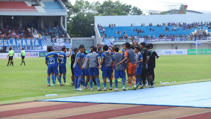 PSIM Jogja saat menghadapi Semen Padang di Stadion Mandala Krida, Jogja, Sabtu (27/1/2024).