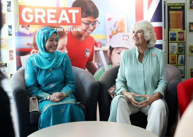 Ratu Malaysia ini sudah menerbitkan beberapa buku anak, salah satunya berjudul Puteri Gunung Ledang. Dia juga kerap menulis kolom di koran Malaysia, The Stars dan News Straits Times. Foto: Getty Images