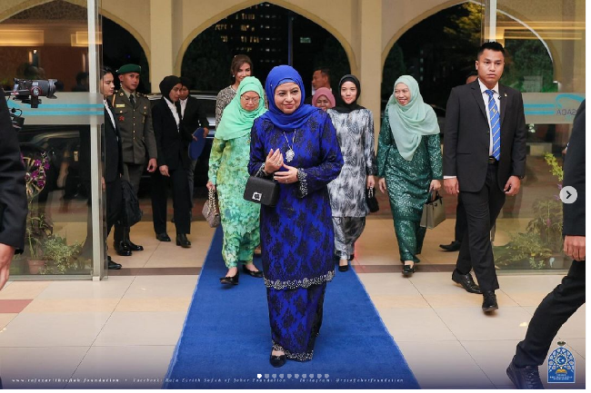 Seperti dikutip dari media lokal Malaysia, Raja Zarith Sofiah menguasai lima bahasa yaitu Malaysia, Inggris, China, Prancis, Italia. Foto: Getty Images