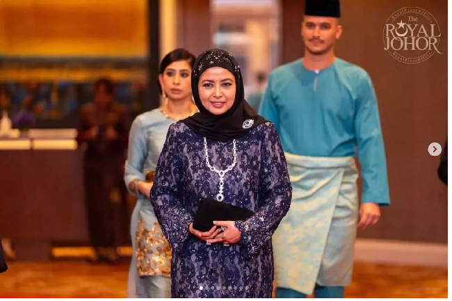 Ratu Malaysia ini pernah menempuh pendidikan di Cheltenham Ladies College, Inggris, sekolah yang alumninya di antaranya mantan istri Elon Musk, Talulah Riley dan mantan Pangeran Harry, Chelsy Davy. Foto: Getty Images