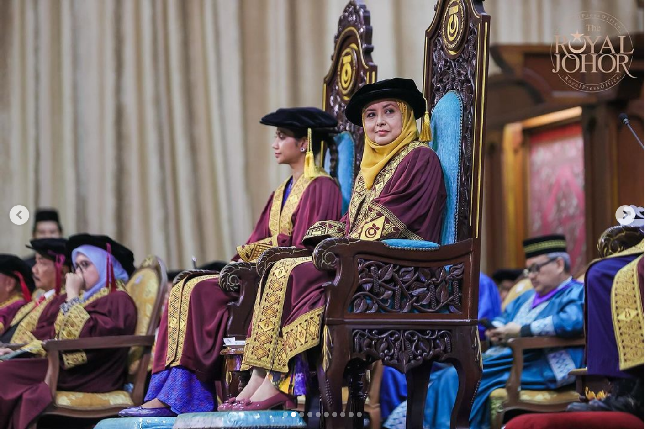 Raja Zarith Sofiah melanjutkan pendidikan sarjananya di Universitas Oxford. Dia meraih gelar sarjana dari program studi China pada 1983 dan mendapatkan gelar master pada 1986. Foto: Getty Images