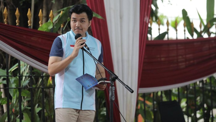 Juru Bicara Muda Tim Kampanye Nasional (TKN) Prabowo-Gibran, Astrio Feligent saat menyambut kedatangan Relawan Jaringan Damai Indonesia di depan Kediaman Prabowo, Kawasan Kertanegara, Jakarta, Kamis (1/2/2024).