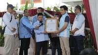 Juru Bicara Muda Tim Kampanye Nasional (TKN) Prabowo-Gibran, Astrio Feligent saat menyambut kedatangan Relawan Jaringan Damai Indonesia di depan Kediaman Prabowo, Kawasan Kertanegara, Jakarta, Kamis (1/2/2024).