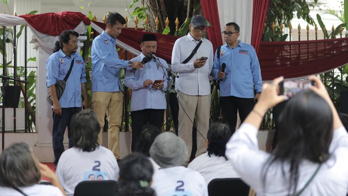Relawan Jaringan Damai Indonesia Dukung Prabowo-Gibran Juru Bicara Muda Tim Kampanye Nasional (TKN) Prabowo-Gibran, Astrio Feligent saat menyambut kedatangan Relawan Jaringan Damai Indonesia di depan Kediaman Prabowo, Kawasan Kertanegara, Jakarta, Kamis (1/2/2024).
