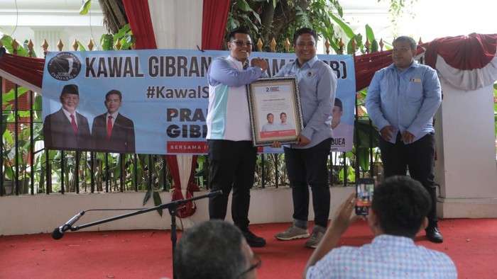 Wakil Komandan Fanta Hendy Setiono menerima Relawan Kawal Gibran Bersama di depan Kediaman Prabowo, Kawasan Kertanegara, Jakarta, Kamis (1/2/2024).