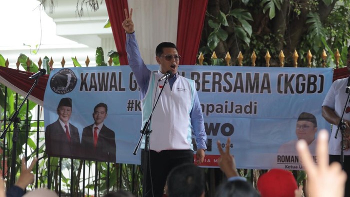 Relawan Kawal Gibran Bersama Dukung Paslon 02 Wakil Komandan Fanta Hendy Setiono menerima Relawan Kawal Gibran Bersama di depan Kediaman Prabowo, Kawasan Kertanegara, Jakarta, Kamis (1/2/2024).