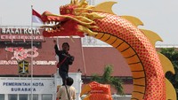 Pekerja menyelesaikan pembuatan replika naga di Balai Kota Surabaya, Jawa Timur, Kamis (1/2/2024).   