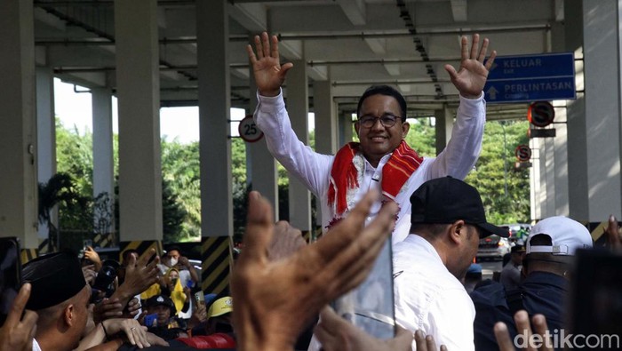 Capres Anies Baswedan berkampanye di Sumut. Saat tiba di Bandara Kualanamu, Deli Serdang, Anies disambut ribuan pendukungnya.