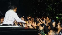 Anies tampak menyalami pendukungnya.  