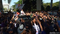 Saat tiba di bandara, Anies tampak mendapat kalung bunga.  